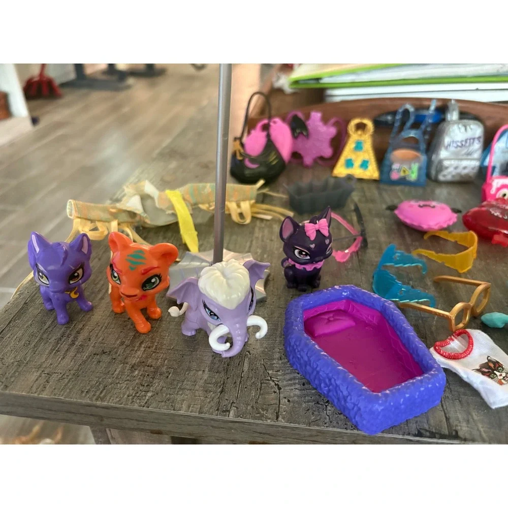 Monster High G3 Doll Accessories and Pets Lot Count Fabulous Watzie Hissfits Bag